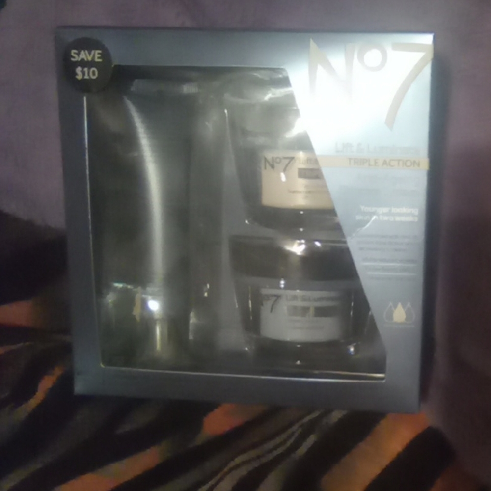 No 7 Lift & Luminate Tripple Action Anti Aging